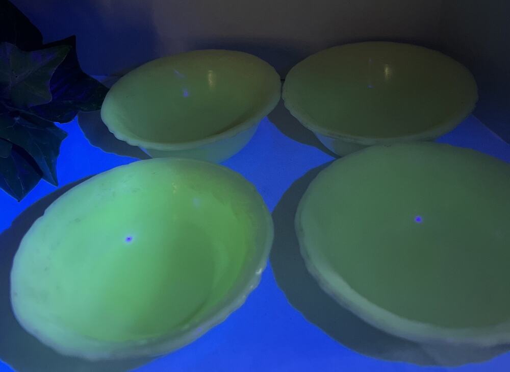 4 McKee Uranium Custard Ivory Laurel Wreath Glass Berry Bowls
